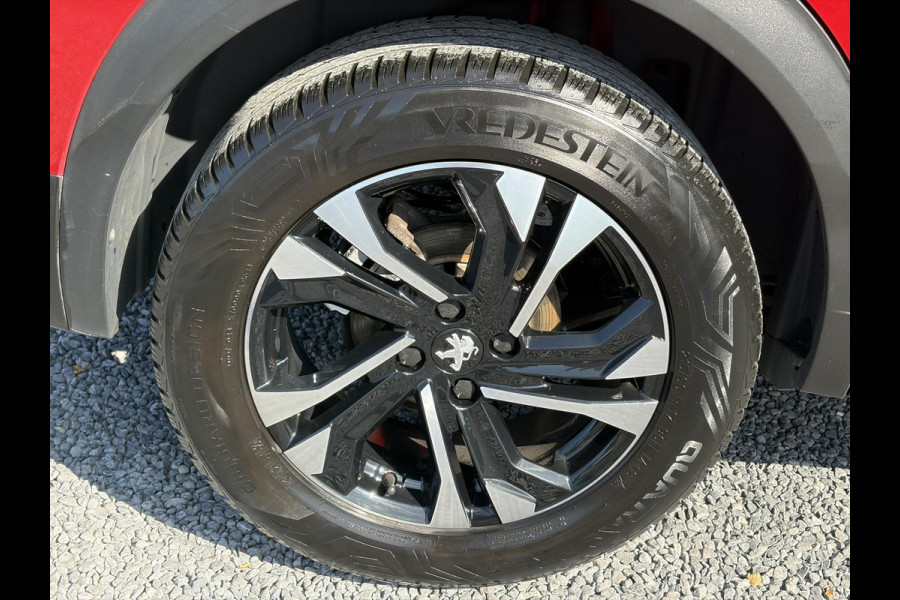 Peugeot 2008 1.2 PureTech Allure ✓Recent beurt gehad✓D-riem vv in 06-2025✓360° Camera✓Draadloze telefoonlader✓Carplay✓Keyless✓Automaat✓Trekhaak✓Halfleder✓Navi✓Clima✓Cruise✓131pk✓Lm velgen✓2e Eigenaar✓Pdc V+A✓Rijstrooksensor✓N.A.P✓Apk tot 04-2028