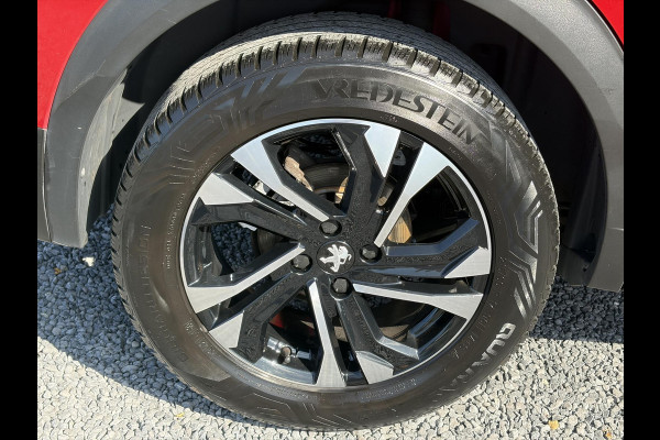 Peugeot 2008 1.2 PureTech Allure ✓Recent beurt gehad✓D-riem vv in 06-2025✓360° Camera✓Draadloze telefoonlader✓Carplay✓Keyless✓Automaat✓Trekhaak✓Halfleder✓Navi✓Clima✓Cruise✓131pk✓Lm velgen✓2e Eigenaar✓Pdc V+A✓Rijstrooksensor✓N.A.P✓Apk tot 04-2028