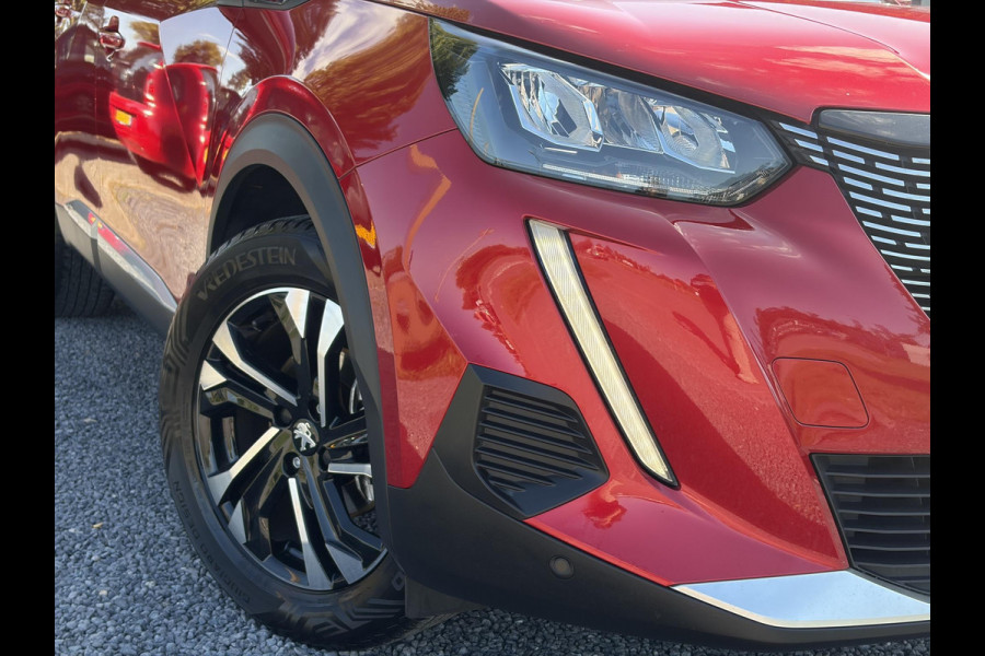 Peugeot 2008 1.2 PureTech Allure ✓Recent beurt gehad✓D-riem vv in 06-2025✓360° Camera✓Draadloze telefoonlader✓Carplay✓Keyless✓Automaat✓Trekhaak✓Halfleder✓Navi✓Clima✓Cruise✓131pk✓Lm velgen✓2e Eigenaar✓Pdc V+A✓Rijstrooksensor✓N.A.P✓Apk tot 04-2028