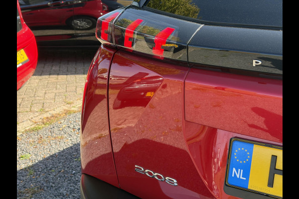 Peugeot 2008 1.2 PureTech Allure ✓Recent beurt gehad✓D-riem vv in 06-2025✓360° Camera✓Draadloze telefoonlader✓Carplay✓Keyless✓Automaat✓Trekhaak✓Halfleder✓Navi✓Clima✓Cruise✓131pk✓Lm velgen✓2e Eigenaar✓Pdc V+A✓Rijstrooksensor✓N.A.P✓Apk tot 04-2028