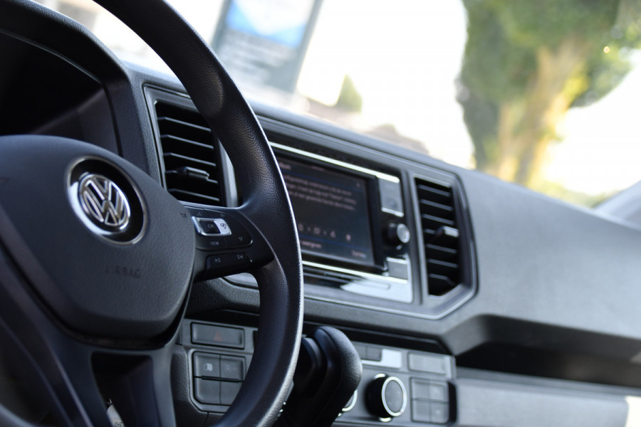 Volkswagen Crafter 35 2.0 TDI L3H3 RWD Black Edition Camera, Adaptieve Cruise, 3500kg Trekhaak, Automaat, LED, Geveerde stoel, 164pk, Massage stoel, Uniek!