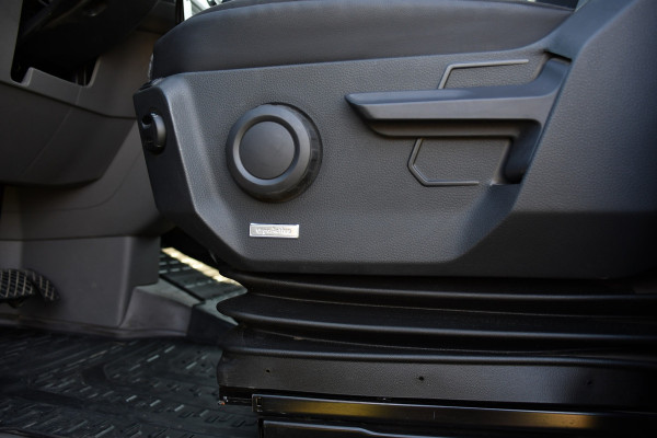 Volkswagen Crafter 35 2.0 TDI L3H3 RWD Black Edition Camera, Adaptieve Cruise, 3500kg Trekhaak, Automaat, LED, Geveerde stoel, 164pk, Massage stoel, Uniek!