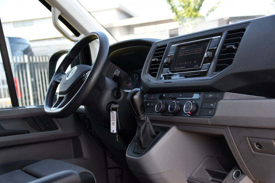Volkswagen Crafter 35 2.0 TDI L3H3 RWD Black Edition Camera, Adaptieve Cruise, 3500kg Trekhaak, Automaat, LED, Geveerde stoel, 164pk, Massage stoel, Uniek!