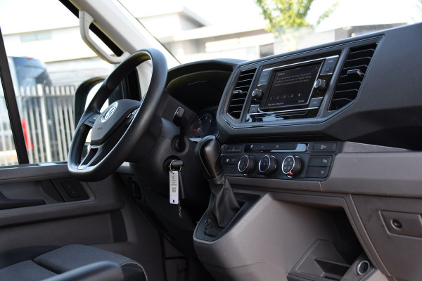 Volkswagen Crafter 35 2.0 TDI L3H3 RWD Black Edition Camera, Adaptieve Cruise, 3500kg Trekhaak, Automaat, LED, Geveerde stoel, 164pk, Massage stoel, Uniek!
