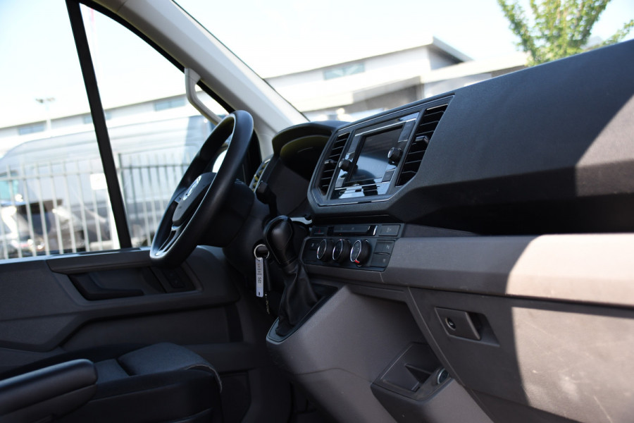 Volkswagen Crafter 35 2.0 TDI L3H3 RWD Black Edition Camera, Adaptieve Cruise, 3500kg Trekhaak, Automaat, LED, Geveerde stoel, 164pk, Massage stoel, Uniek!