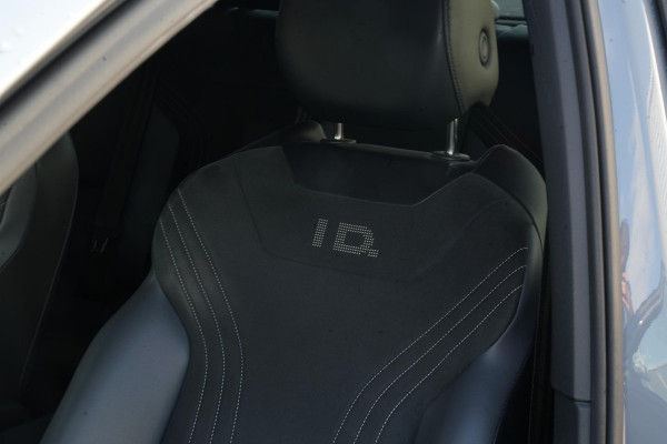 Volkswagen ID.5 Pro 77 kWh Warmtepomp Emergency braking DAB Stuurwiel verwarmd Sfeerverlichting Verkeersborddetectie Getint glas Grootlicht ass. Botsherkenning Navi