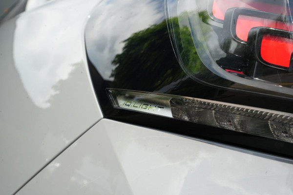 Volkswagen ID.5 Pro 77 kWh Warmtepomp Emergency braking DAB Stuurwiel verwarmd Sfeerverlichting Verkeersborddetectie Getint glas Grootlicht ass. Botsherkenning Navi