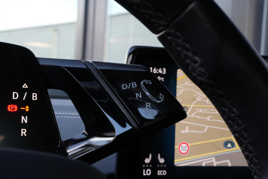 Volkswagen ID.5 Pro 77 kWh Warmtepomp Emergency braking DAB Stuurwiel verwarmd Sfeerverlichting Verkeersborddetectie Getint glas Grootlicht ass. Botsherkenning Navi