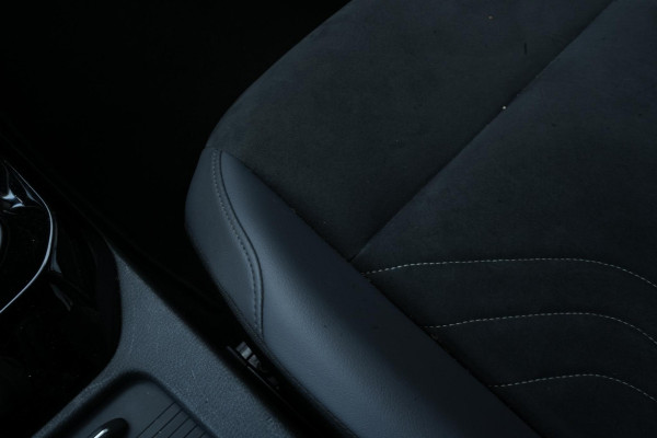 Volkswagen ID.5 Pro 77 kWh Warmtepomp Emergency braking DAB Stuurwiel verwarmd Sfeerverlichting Verkeersborddetectie Getint glas Grootlicht ass. Botsherkenning Navi