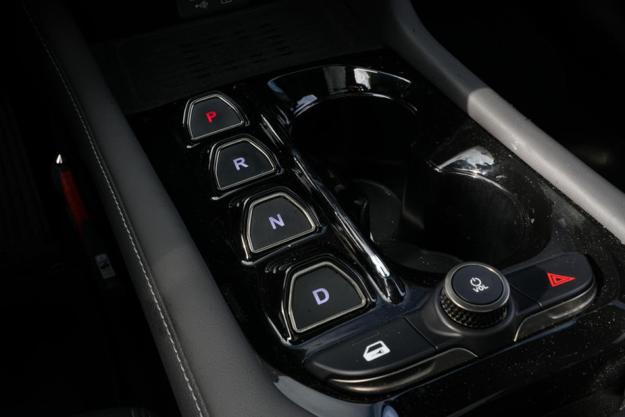 VinFast VF8 Plus 87.7 kWh Apple carplay Cruise control adaptief DAB Mistlampen voor Bots waarschuwing Stuurwielverw.