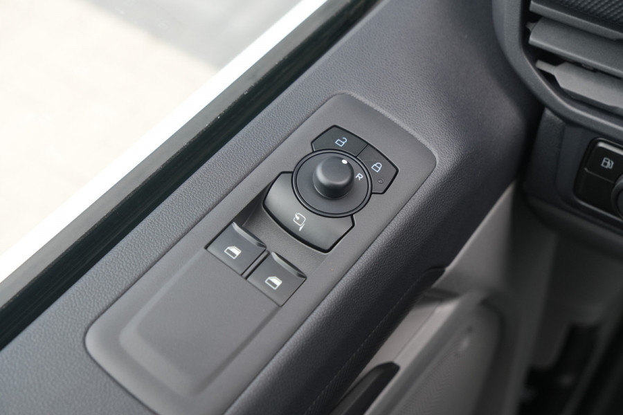 Ford Transit Custom 340 2.5 PHEV L2H1 Kombi Trend 9 zits - Carplay - Camera - Navigatie - Airco achterin - Verwarmd stuurwiel - Rijklaar