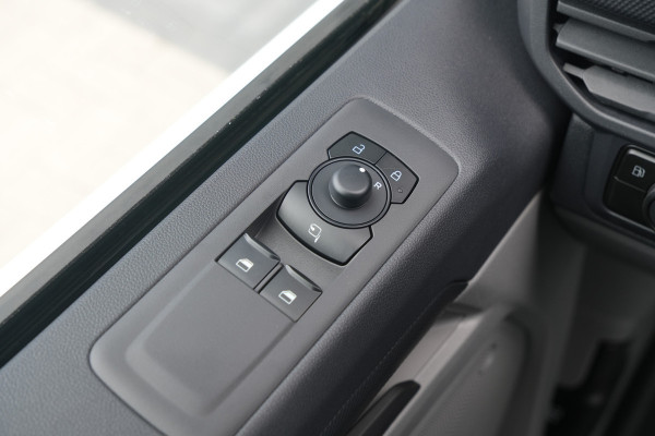 Ford Transit Custom 340 2.5 PHEV L2H1 Kombi Trend 9 zits - Carplay - Camera - Navigatie - Airco achterin - Verwarmd stuurwiel - Rijklaar