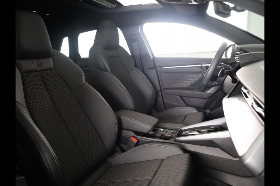 Audi A3 Sportback 30 TFSI S edition 116 pk S-tronic | Verlengde garantie | Navigatie | Panoramadak | Parkeersensoren (Park assist) | Achteruitrijcamera | S-Line |