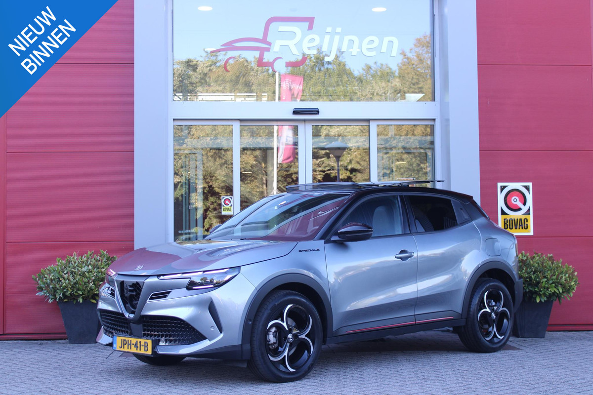 Alfa Romeo junior 1.2 145PK IBRIDA SPECIALE | PANORAMA SCHUIF/KANTEL DAK | TECHNO PACK: LED MATRIX KOPLAMPEN/AUTOMATISCH DIMMENDE BINNENSPIEGEL/DRAADLOZE TELEFOONLADER/ELEKTRISCH VERSTELBARE EN VERWARMBARE ZIJSPIEGELS MET DODEHOEK DETECTIE, ELEKTRISCH INKLAPBAAR/NAVIGATIE/HANDS-FREE ACHTERKLEP/KEYLESS ENTRY/USB TYPE C/ADAPTIVE CRUISE CONTROL MET LANE CENTERING EN FILE-ASSISTENT/ACHTERUITRIJ CAMERA MET DYNAMISCHE RIJLIJNEN/AUDIOSYSTEEM MET 6 SPEAKERS | PREMIUM PACK: "SPIGA" STOFFEN/ECOLEDER BEKLEDING MET RODE ACCENTEN - 6-VOUDIG ELEKTRISCH VERSTELBARE BESTUURDERSSTOEL, 6-VOUDIG VERSTELBA