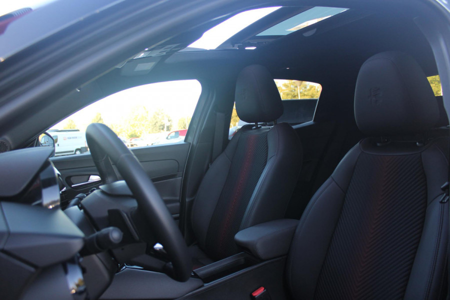Alfa Romeo junior 1.2 145PK IBRIDA SPECIALE | PANORAMA SCHUIF/KANTEL DAK | TECHNO PACK: LED MATRIX KOPLAMPEN/AUTOMATISCH DIMMENDE BINNENSPIEGEL/DRAADLOZE TELEFOONLADER/ELEKTRISCH VERSTELBARE EN VERWARMBARE ZIJSPIEGELS MET DODEHOEK DETECTIE, ELEKTRISCH INKLAPBAAR/NAVIGATIE/HANDS-FREE ACHTERKLEP/KEYLESS ENTRY/USB TYPE C/ADAPTIVE CRUISE CONTROL MET LANE CENTERING EN FILE-ASSISTENT/ACHTERUITRIJ CAMERA MET DYNAMISCHE RIJLIJNEN/AUDIOSYSTEEM MET 6 SPEAKERS | PREMIUM PACK: "SPIGA" STOFFEN/ECOLEDER BEKLEDING MET RODE ACCENTEN - 6-VOUDIG ELEKTRISCH VERSTELBARE BESTUURDERSSTOEL, 6-VOUDIG VERSTELBA