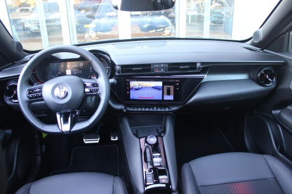 Alfa Romeo junior 1.2 145PK IBRIDA SPECIALE | PANORAMA SCHUIF/KANTEL DAK | TECHNO PACK: LED MATRIX KOPLAMPEN/AUTOMATISCH DIMMENDE BINNENSPIEGEL/DRAADLOZE TELEFOONLADER/ELEKTRISCH VERSTELBARE EN VERWARMBARE ZIJSPIEGELS MET DODEHOEK DETECTIE, ELEKTRISCH INKLAPBAAR/NAVIGATIE/HANDS-FREE ACHTERKLEP/KEYLESS ENTRY/USB TYPE C/ADAPTIVE CRUISE CONTROL MET LANE CENTERING EN FILE-ASSISTENT/ACHTERUITRIJ CAMERA MET DYNAMISCHE RIJLIJNEN/AUDIOSYSTEEM MET 6 SPEAKERS | PREMIUM PACK: "SPIGA" STOFFEN/ECOLEDER BEKLEDING MET RODE ACCENTEN - 6-VOUDIG ELEKTRISCH VERSTELBARE BESTUURDERSSTOEL, 6-VOUDIG VERSTELBA