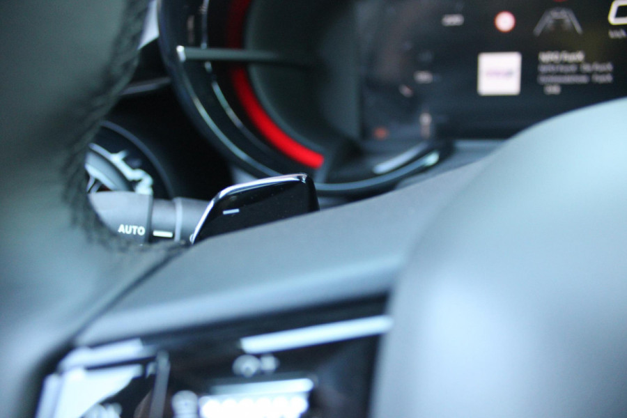 Alfa Romeo junior 1.2 145PK IBRIDA SPECIALE | PANORAMA SCHUIF/KANTEL DAK | TECHNO PACK: LED MATRIX KOPLAMPEN/AUTOMATISCH DIMMENDE BINNENSPIEGEL/DRAADLOZE TELEFOONLADER/ELEKTRISCH VERSTELBARE EN VERWARMBARE ZIJSPIEGELS MET DODEHOEK DETECTIE, ELEKTRISCH INKLAPBAAR/NAVIGATIE/HANDS-FREE ACHTERKLEP/KEYLESS ENTRY/USB TYPE C/ADAPTIVE CRUISE CONTROL MET LANE CENTERING EN FILE-ASSISTENT/ACHTERUITRIJ CAMERA MET DYNAMISCHE RIJLIJNEN/AUDIOSYSTEEM MET 6 SPEAKERS | PREMIUM PACK: "SPIGA" STOFFEN/ECOLEDER BEKLEDING MET RODE ACCENTEN - 6-VOUDIG ELEKTRISCH VERSTELBARE BESTUURDERSSTOEL, 6-VOUDIG VERSTELBA