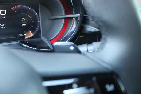 Alfa Romeo junior 1.2 145PK IBRIDA SPECIALE | PANORAMA SCHUIF/KANTEL DAK | TECHNO PACK: LED MATRIX KOPLAMPEN/AUTOMATISCH DIMMENDE BINNENSPIEGEL/DRAADLOZE TELEFOONLADER/ELEKTRISCH VERSTELBARE EN VERWARMBARE ZIJSPIEGELS MET DODEHOEK DETECTIE, ELEKTRISCH INKLAPBAAR/NAVIGATIE/HANDS-FREE ACHTERKLEP/KEYLESS ENTRY/USB TYPE C/ADAPTIVE CRUISE CONTROL MET LANE CENTERING EN FILE-ASSISTENT/ACHTERUITRIJ CAMERA MET DYNAMISCHE RIJLIJNEN/AUDIOSYSTEEM MET 6 SPEAKERS | PREMIUM PACK: "SPIGA" STOFFEN/ECOLEDER BEKLEDING MET RODE ACCENTEN - 6-VOUDIG ELEKTRISCH VERSTELBARE BESTUURDERSSTOEL, 6-VOUDIG VERSTELBA