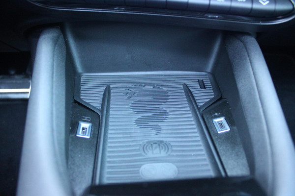 Alfa Romeo junior 1.2 145PK IBRIDA SPECIALE | PANORAMA SCHUIF/KANTEL DAK | TECHNO PACK: LED MATRIX KOPLAMPEN/AUTOMATISCH DIMMENDE BINNENSPIEGEL/DRAADLOZE TELEFOONLADER/ELEKTRISCH VERSTELBARE EN VERWARMBARE ZIJSPIEGELS MET DODEHOEK DETECTIE, ELEKTRISCH INKLAPBAAR/NAVIGATIE/HANDS-FREE ACHTERKLEP/KEYLESS ENTRY/USB TYPE C/ADAPTIVE CRUISE CONTROL MET LANE CENTERING EN FILE-ASSISTENT/ACHTERUITRIJ CAMERA MET DYNAMISCHE RIJLIJNEN/AUDIOSYSTEEM MET 6 SPEAKERS | PREMIUM PACK: "SPIGA" STOFFEN/ECOLEDER BEKLEDING MET RODE ACCENTEN - 6-VOUDIG ELEKTRISCH VERSTELBARE BESTUURDERSSTOEL, 6-VOUDIG VERSTELBA