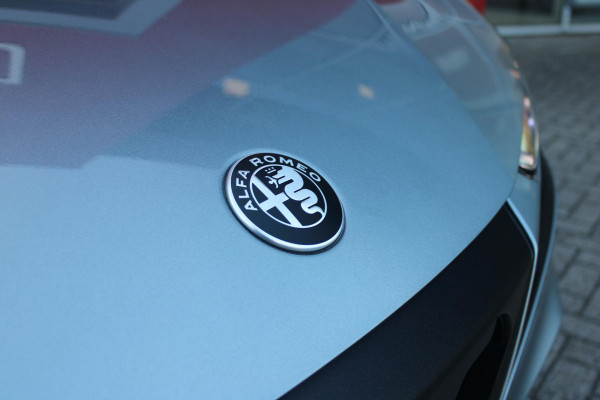 Alfa Romeo junior 1.2 145PK IBRIDA SPECIALE | PANORAMA SCHUIF/KANTEL DAK | TECHNO PACK: LED MATRIX KOPLAMPEN/AUTOMATISCH DIMMENDE BINNENSPIEGEL/DRAADLOZE TELEFOONLADER/ELEKTRISCH VERSTELBARE EN VERWARMBARE ZIJSPIEGELS MET DODEHOEK DETECTIE, ELEKTRISCH INKLAPBAAR/NAVIGATIE/HANDS-FREE ACHTERKLEP/KEYLESS ENTRY/USB TYPE C/ADAPTIVE CRUISE CONTROL MET LANE CENTERING EN FILE-ASSISTENT/ACHTERUITRIJ CAMERA MET DYNAMISCHE RIJLIJNEN/AUDIOSYSTEEM MET 6 SPEAKERS | PREMIUM PACK: "SPIGA" STOFFEN/ECOLEDER BEKLEDING MET RODE ACCENTEN - 6-VOUDIG ELEKTRISCH VERSTELBARE BESTUURDERSSTOEL, 6-VOUDIG VERSTELBA