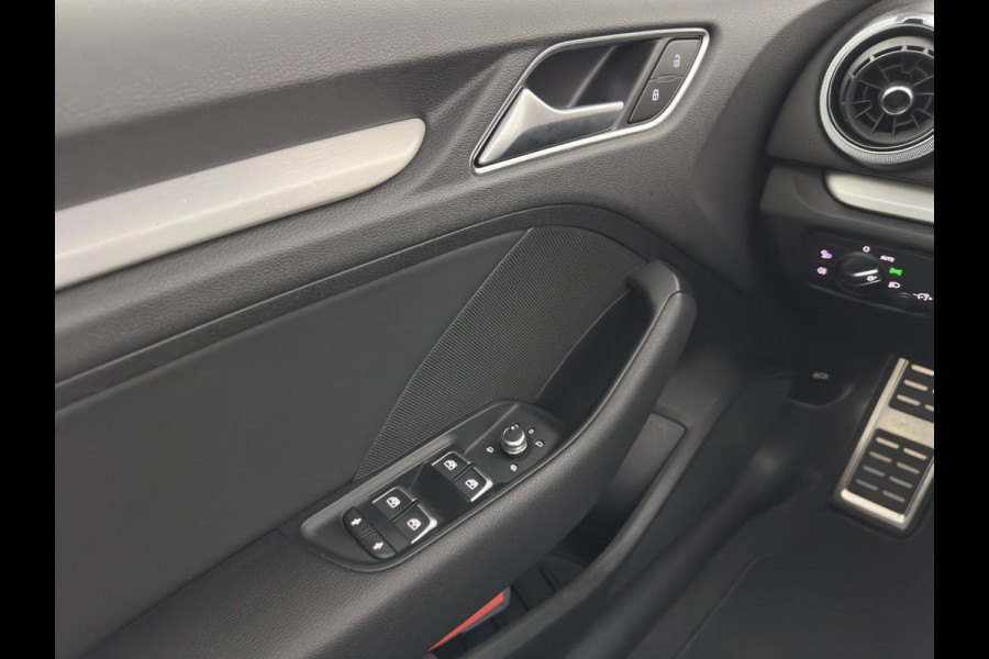 Audi A3 Sportback 35 TFSI S edition Aut. *PANO | LEATHER-FABRIC | DIGI-COCKPIT | NAVI-FULLMAP | HEATED-SPORTSEATS | PRIVACY-GLASS | ECC | PDC | CRUISE | 18''ALU*