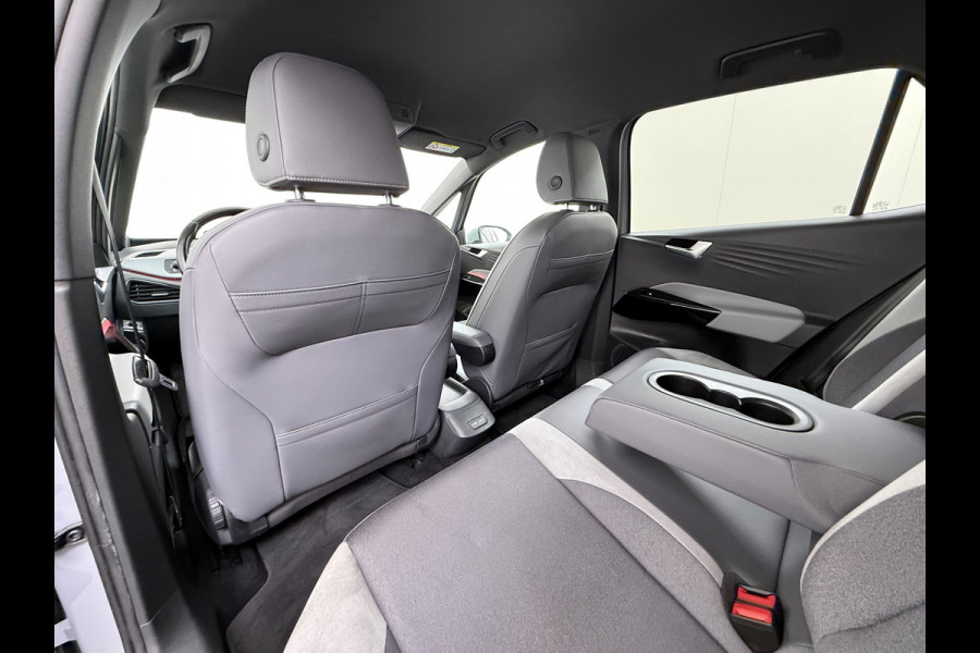 Volkswagen ID.3 First Plus 62kWh Trekhaak Adap.Cruise SOH 93% Camera Stoel+Stuurverwarming Navi-Pro Apple Carplay Android Auto Pdc Keyless advanced Matrix-Led Privacy Glas Lmv DAB Lmv 19" Isofix 1e Eigenaar Origineel Nederlandse Auto
