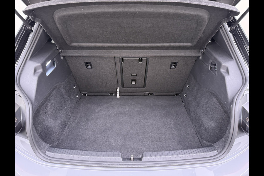 Volkswagen ID.3 First Plus 62kWh Trekhaak Adap.Cruise SOH 93% Camera Stoel+Stuurverwarming Navi-Pro Apple Carplay Android Auto Pdc Keyless advanced Matrix-Led Privacy Glas Lmv DAB Lmv 19" Isofix 1e Eigenaar Origineel Nederlandse Auto