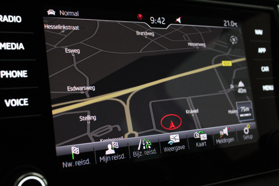 Škoda Karoq 1.5 TSI ACT Style > Camera/Trekhaak/Stoelverwarming/18 inch...