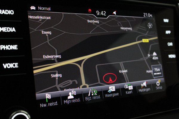 Škoda Karoq 1.5 TSI ACT Style > Camera/Trekhaak/Stoelverwarming/18 inch...