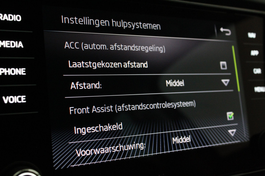 Škoda Karoq 1.5 TSI ACT Style > Camera/Trekhaak/Stoelverwarming/18 inch...