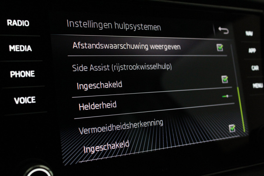 Škoda Karoq 1.5 TSI ACT Style > Camera/Trekhaak/Stoelverwarming/18 inch...