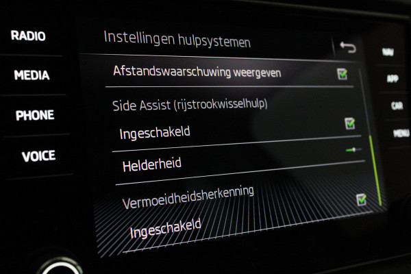 Škoda Karoq 1.5 TSI ACT Style > Camera/Trekhaak/Stoelverwarming/18 inch...