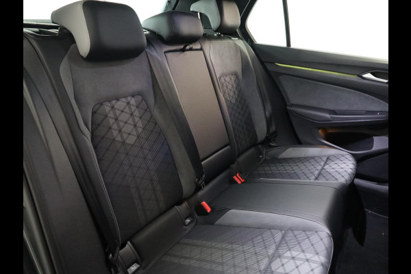 Volkswagen Golf 1.5 TSI R-Line 130 pk | Navigatie via App | Parkeersensoren | Autom. airco | LED koplampen | Apple Carplay/Android Auto | R-Line |