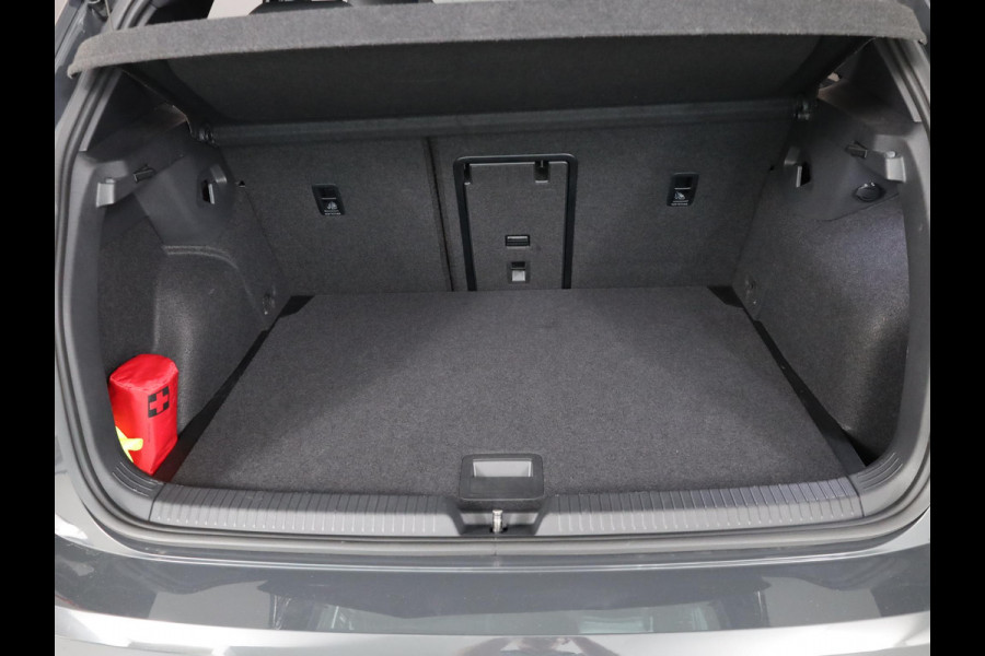 Volkswagen Golf 1.5 TSI R-Line 130 pk | Navigatie via App | Parkeersensoren | Autom. airco | LED koplampen | Apple Carplay/Android Auto | R-Line |