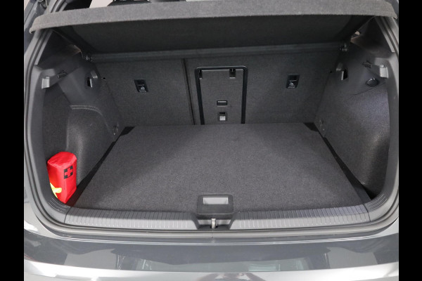 Volkswagen Golf 1.5 TSI R-Line 130 pk | Navigatie via App | Parkeersensoren | Autom. airco | LED koplampen | Apple Carplay/Android Auto | R-Line |