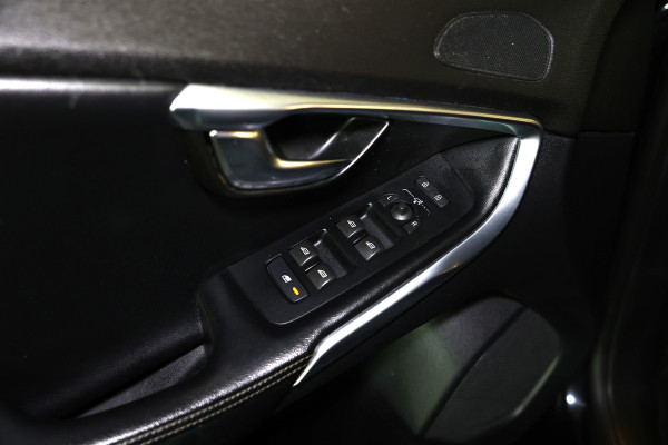 Volvo V40 2.0 T5 R-Design AVM NAVI CLIMA CRUISE PDC STOELVERWARMING "18