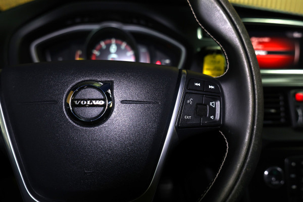 Volvo V40 2.0 T5 R-Design AVM NAVI CLIMA CRUISE PDC STOELVERWARMING "18