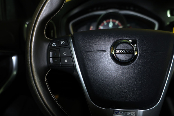 Volvo V40 2.0 T5 R-Design AVM NAVI CLIMA CRUISE PDC STOELVERWARMING "18