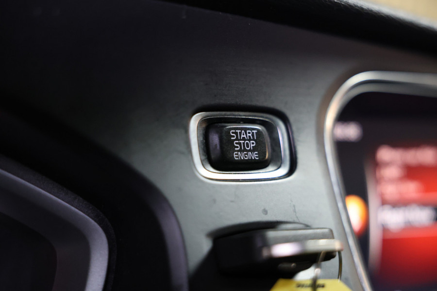 Volvo V40 2.0 T5 R-Design AVM NAVI CLIMA CRUISE PDC STOELVERWARMING "18