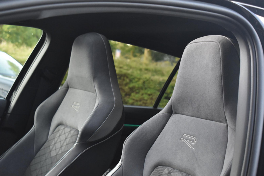 Volkswagen Golf 1.5 eTSI R-Line Pano HUD IQ H/K Lane Keyless Camera ACC