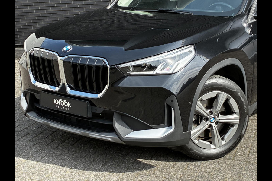 BMW X1 sDrive20i Automaat / Live Cockpit Plus / Navigatiesysteem / Parkeersensoren voor + achter / Active Guard / Cruise Control / DAB / Connected Package Professional / Parkarking Assitant / LED