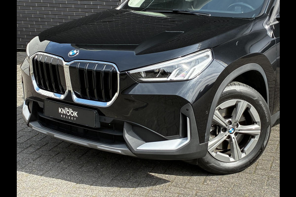 BMW X1 sDrive20i Automaat / Live Cockpit Plus / Navigatiesysteem / Parkeersensoren voor + achter / Active Guard / Cruise Control / DAB / Connected Package Professional / Parkarking Assitant / LED