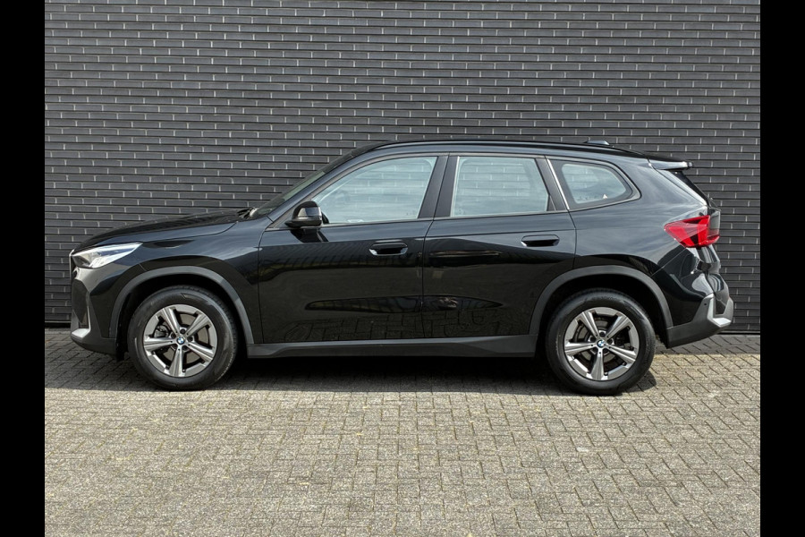 BMW X1 sDrive20i Automaat / Live Cockpit Plus / Navigatiesysteem / Parkeersensoren voor + achter / Active Guard / Cruise Control / DAB / Connected Package Professional / Parkarking Assitant / LED