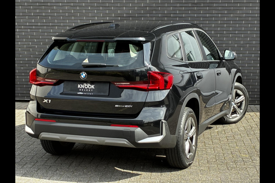 BMW X1 sDrive20i Automaat / Live Cockpit Plus / Navigatiesysteem / Parkeersensoren voor + achter / Active Guard / Cruise Control / DAB / Connected Package Professional / Parkarking Assitant / LED