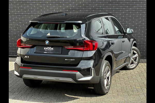 BMW X1 sDrive20i Automaat / Live Cockpit Plus / Navigatiesysteem / Parkeersensoren voor + achter / Active Guard / Cruise Control / DAB / Connected Package Professional / Parkarking Assitant / LED