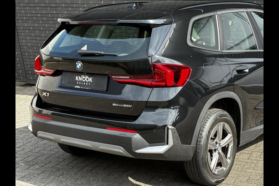 BMW X1 sDrive20i Automaat / Live Cockpit Plus / Navigatiesysteem / Parkeersensoren voor + achter / Active Guard / Cruise Control / DAB / Connected Package Professional / Parkarking Assitant / LED
