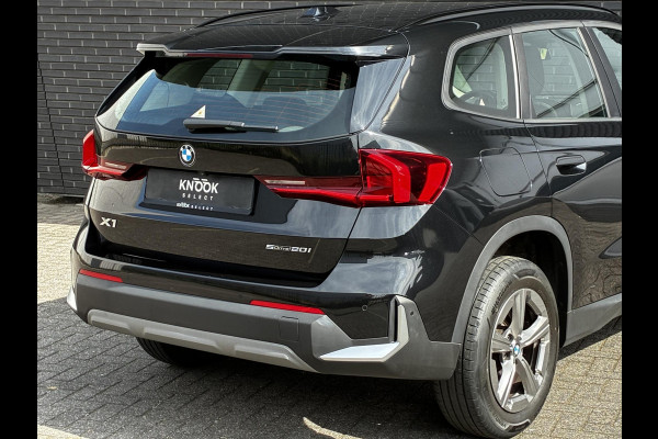 BMW X1 sDrive20i Automaat / Live Cockpit Plus / Navigatiesysteem / Parkeersensoren voor + achter / Active Guard / Cruise Control / DAB / Connected Package Professional / Parkarking Assitant / LED