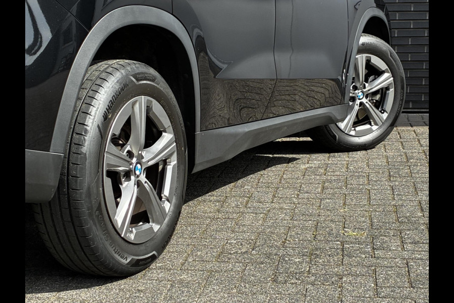 BMW X1 sDrive20i Automaat / Live Cockpit Plus / Navigatiesysteem / Parkeersensoren voor + achter / Active Guard / Cruise Control / DAB / Connected Package Professional / Parkarking Assitant / LED