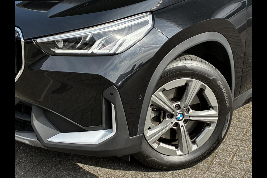 BMW X1 sDrive20i Automaat / Live Cockpit Plus / Navigatiesysteem / Parkeersensoren voor + achter / Active Guard / Cruise Control / DAB / Connected Package Professional / Parkarking Assitant / LED