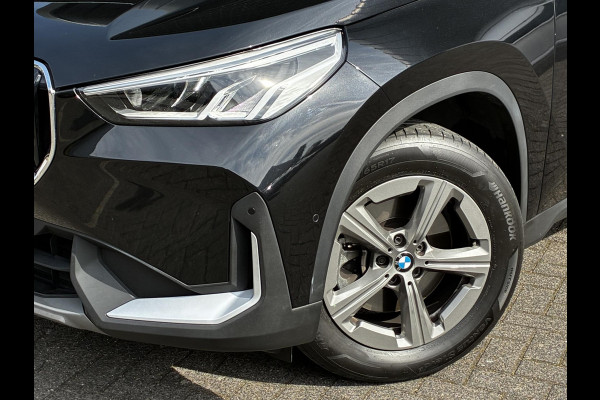 BMW X1 sDrive20i Automaat / Live Cockpit Plus / Navigatiesysteem / Parkeersensoren voor + achter / Active Guard / Cruise Control / DAB / Connected Package Professional / Parkarking Assitant / LED